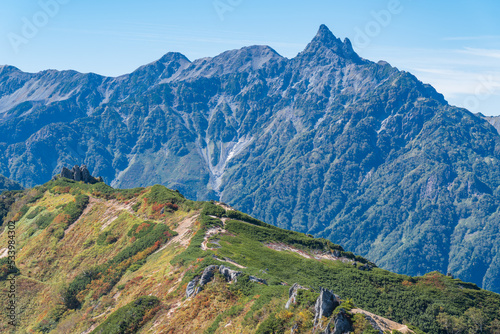 燕山荘から表銀座縦走ルートの先に威風堂々とした槍ヶ岳の眺め