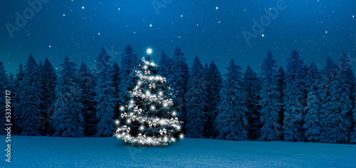 Beleuchteter Christbaum in einem Winterwald bei Nacht