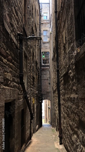 narrow street edinburgh