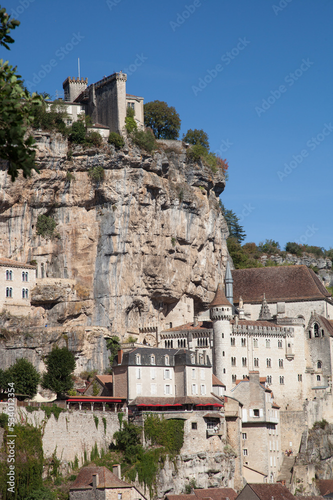 Le village de Rocamadour (Lot)  blotti contre sa haute falaise