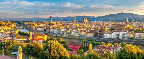 Panoramic view of Arno river, with Ponte Vecchio, Palazzo Vecchio and Cathedral of Santa Maria del Fiore at sunrise in Florence, Italy. Architecture and landmark of Florence. © Tortuga