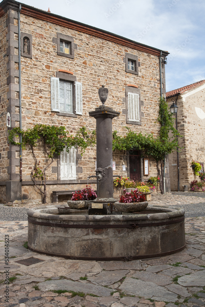 Fontaine au centre de la place du beau village de Lavaudieu en Haute-Loire Fontaine au centre de la place du beau village de Lavaudieu en Haute-Loire