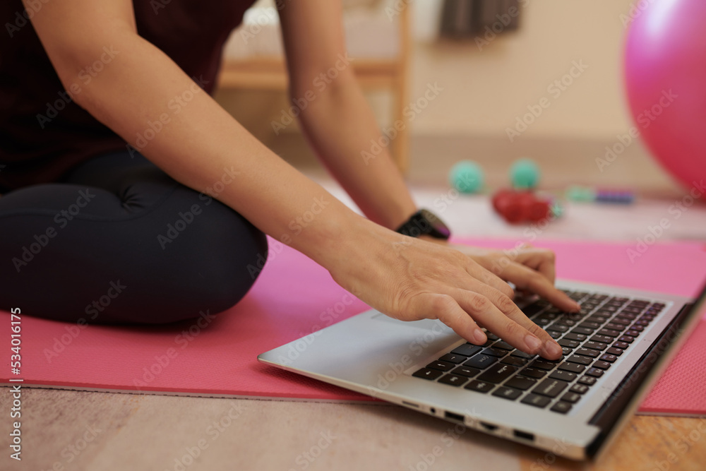 Naklejka premium Fitness Instructor Uploading Video