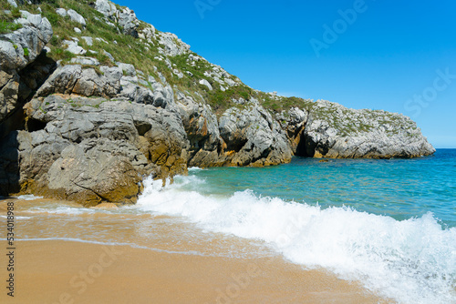 playa paradisiaca entre rocas