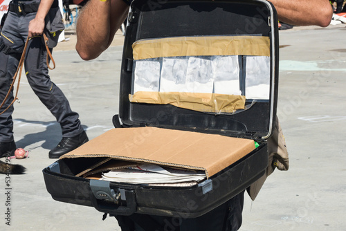 Recupero di una valigia di droga dalla parte della guardia di finanza photo