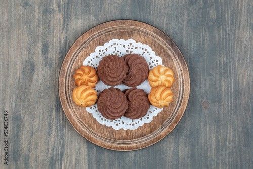 Chocolate cookies and cookies with sesame