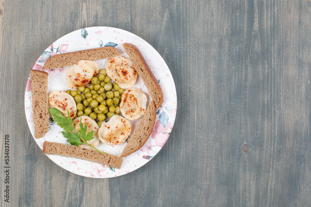 Delicious dumplings with peas and red pepper Delicious dumplings with peas and red pepper
