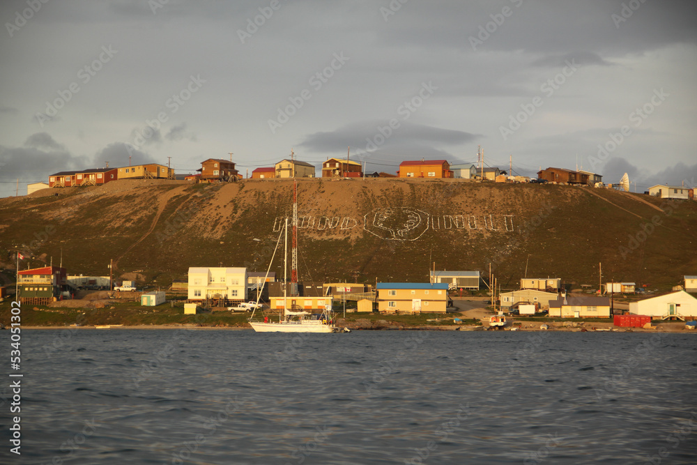 Φωτογραφία View of the community of Pond Inlet and the Pond Inlet sign in the north Baffin