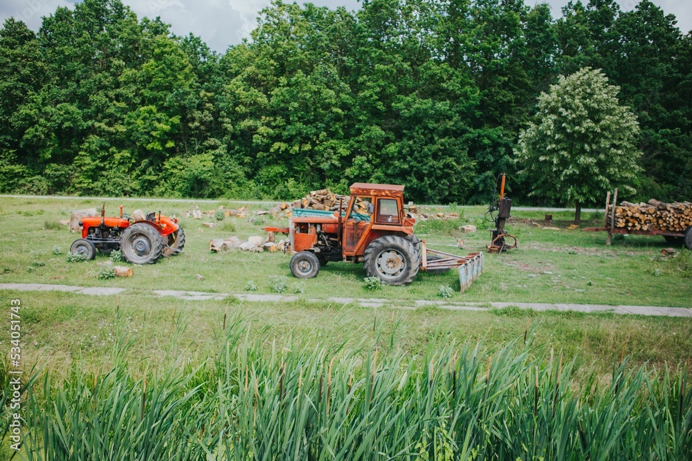 Φωτογραφία Beautiful shot of tractors on an agricultural field in the countryside