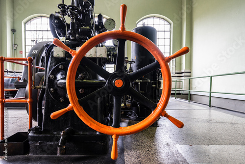 Steuerrad einer Maschine in einem Wasserkraftwerk photo