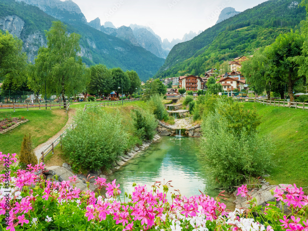 Φωτογραφία Moleno town and blue Molveno lake  at the foot of the Brenta Dolomites,