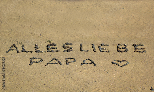 Im Sand wurde ein besonderer Gruß an den Papa hinterlassen. 