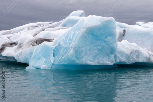 Fototapeta Naklejka Na Ścianę i Meble -  Jökulsárlón is a glacial lagoon bordering the Vatnajökull National Park in south-east Iceland. Its calm blue waters are dotted with icebergs from the nearby Breiðamerkurjökull glacier.
