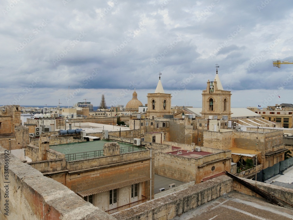 Blick von der Dachterrasse auf Vallettas Altstadt in Malta