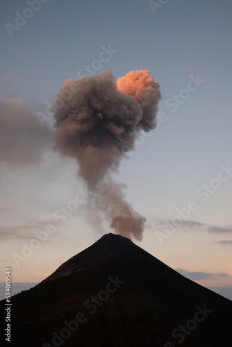 Aktiver Vulkan Acatenango in Guatemala © Andrea