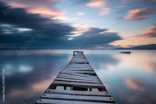 Fotografia Long exposure photography, wodden pier on foreground and silky sea water and col