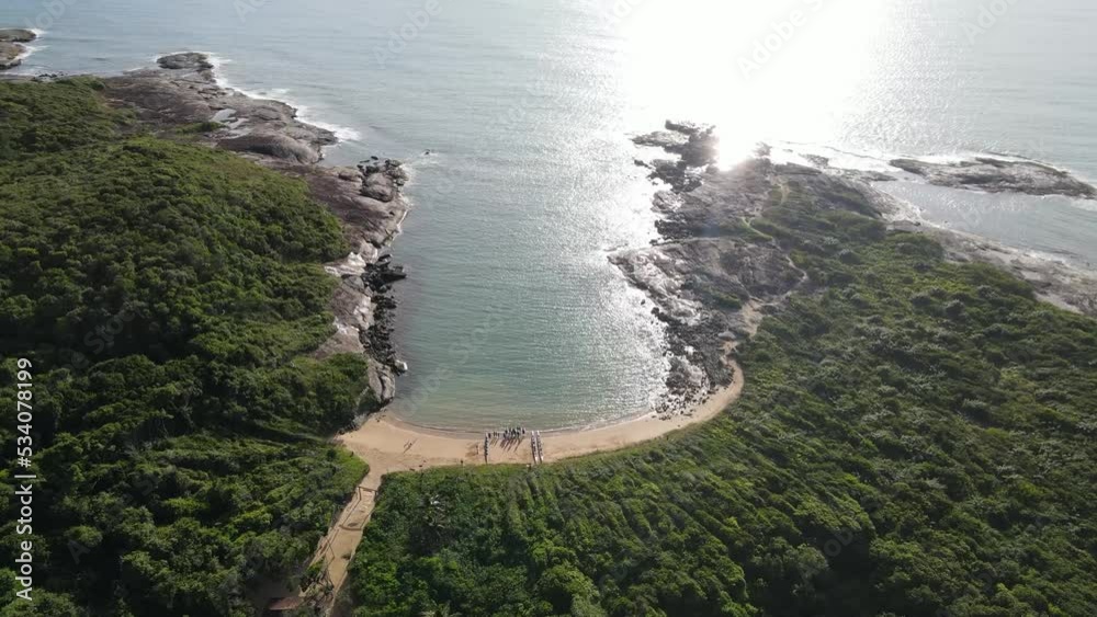 Imagem aérea de drone da praia do morro, da praia da cerca e do condomínio Aldeia da praia em Guarapari a Cidadae Saúde. Destino turístico de milhares de pessoas no verão.