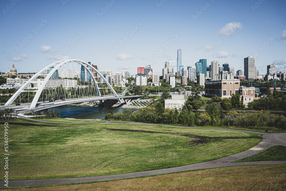 Obraz premium Edmonton, Alberta, Canada skyline with suspension bridge