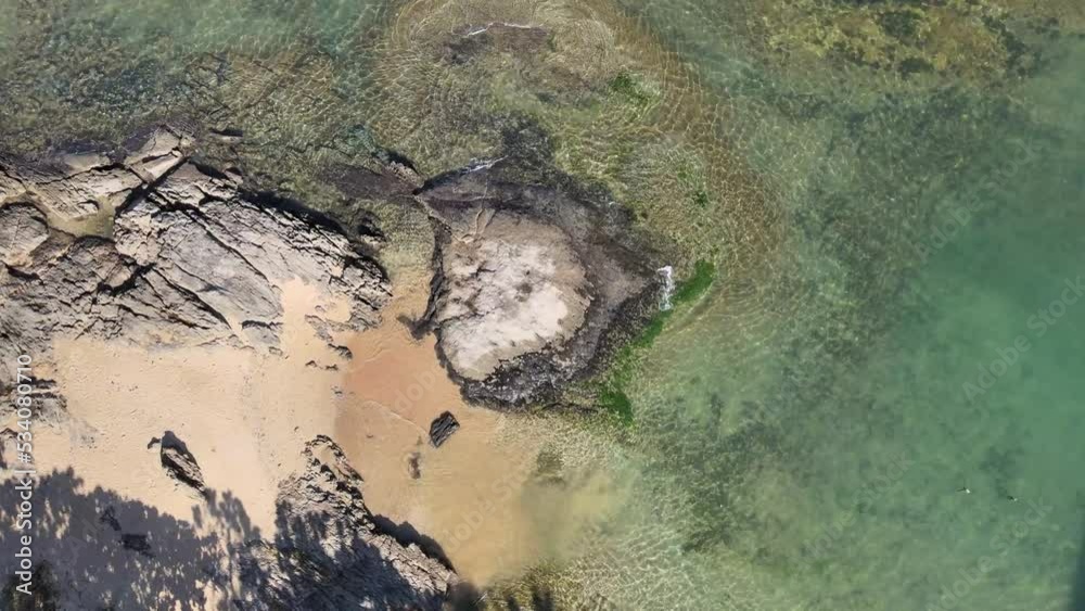 Imagem aérea de drone da praia de Meaipe em Guarapari a Cidadae Saúde. Destino turístico de milhares de pessoas no verão.