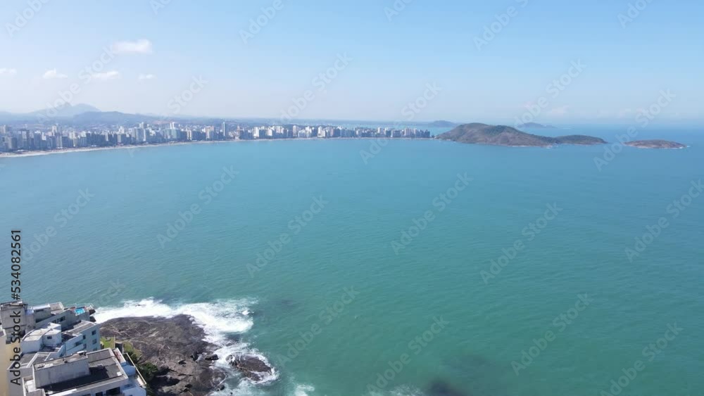 Imagem aérea de drone das praias e do centro de Guarapari a Cidadae Saúde. Destino turístico de milhares de pessoas no verão.