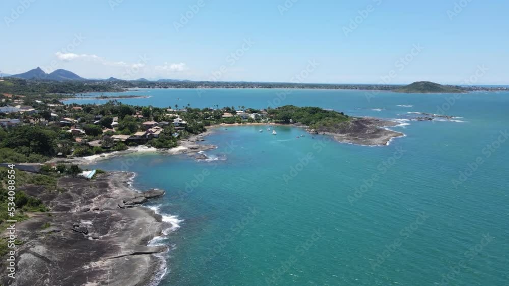Imagem aérea de drone da praia do morro, da praia da cerca e do condomínio Aldeia da praia em Guarapari a Cidadae Saúde. Destino turístico de milhares de pessoas no verão.
