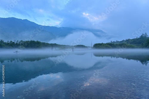 霧に包まれた幻想的な大正池の情景＠上高地、長野