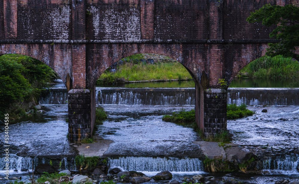 桂川と水路橋の新緑風景2022