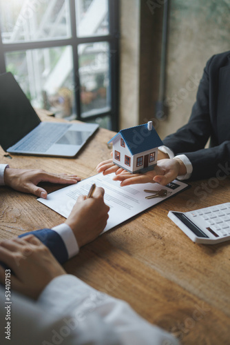 Fotografi Real estate agent and couple enter into contracts for the sale of houses and land Approval of a contract to buy and sell a house Offers mortgage loans and home insurance ideas