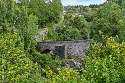 Valokuvatapetti Steinbrücke Dulsie Bridge über den Fluss Findhorn, Old Military Road, Nairn, Hig