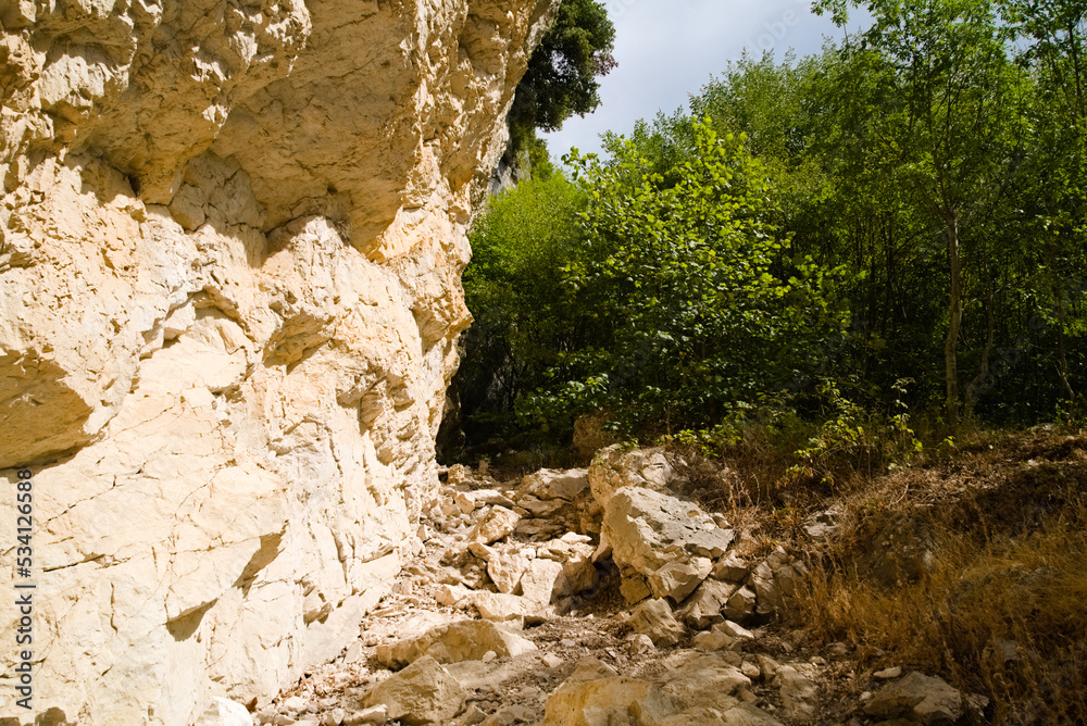 Rocce lungo il sentiero per l'arco di Fondarca nelle Marche in Italia