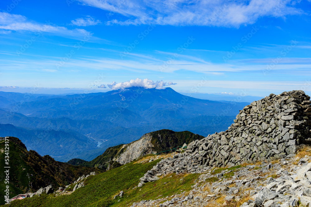 木曽駒ヶ岳山頂からは2014年に大噴火した御嶽山を見ることが出来ます