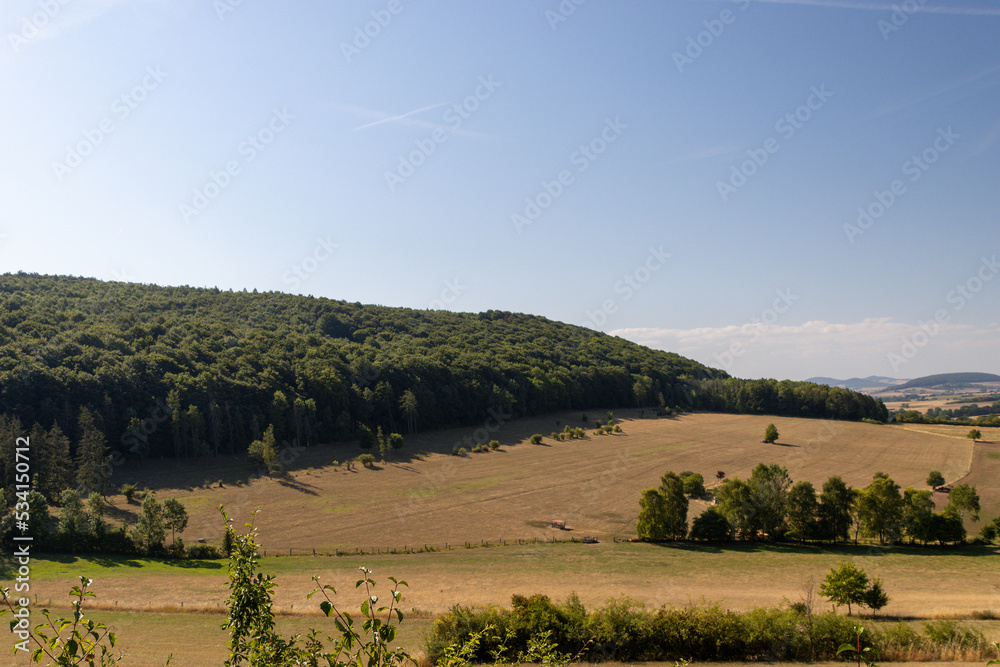 Landschaft in Osthessen im Hintergrund die Rhön