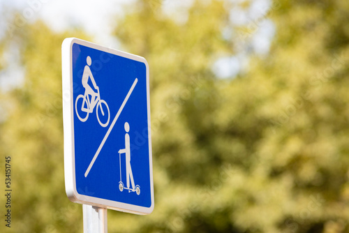 Señal de carril bici y patinete (movilidad urbana). Sostenible, ecologia.