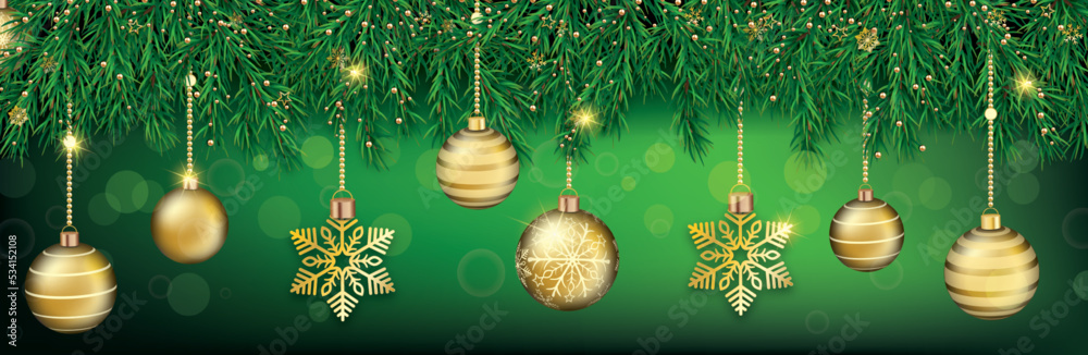 Grüner Banner mit Tannenzweigen geschmückt mit goldenen Christbaumkugeln