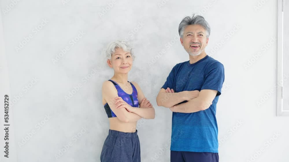 スポーツウェアを着たシニアカップル アクティブシニア スポーツウェアを着たシニアカップル アクティブシニア
