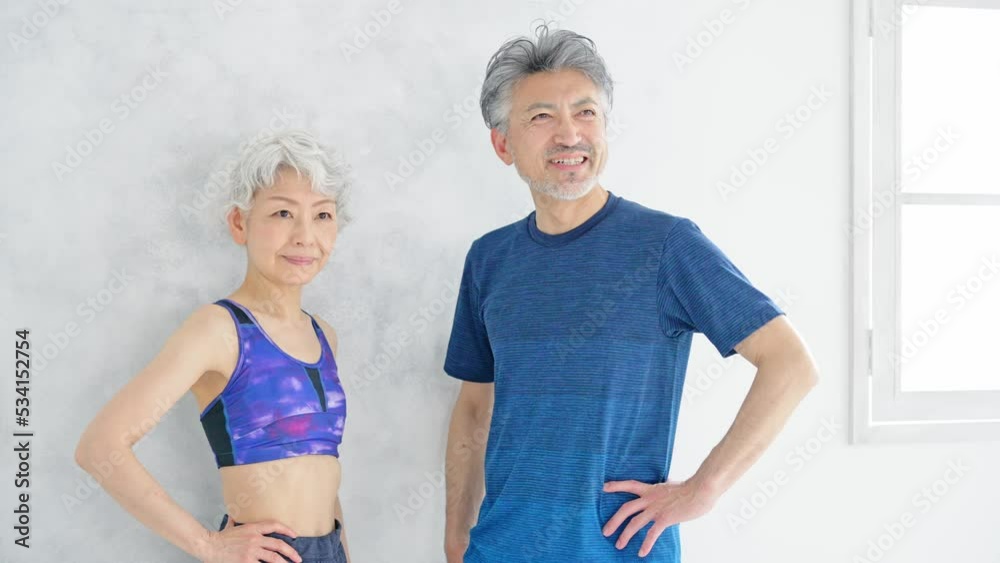 スポーツウェアを着たシニアカップル アクティブシニア スポーツウェアを着たシニアカップル アクティブシニア