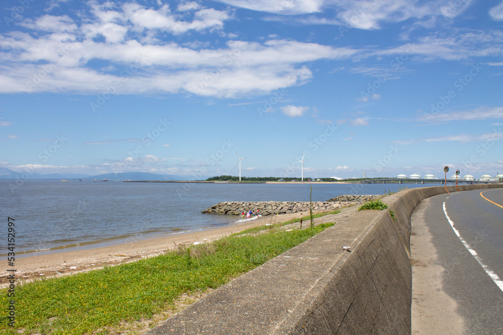 海と浜辺の道