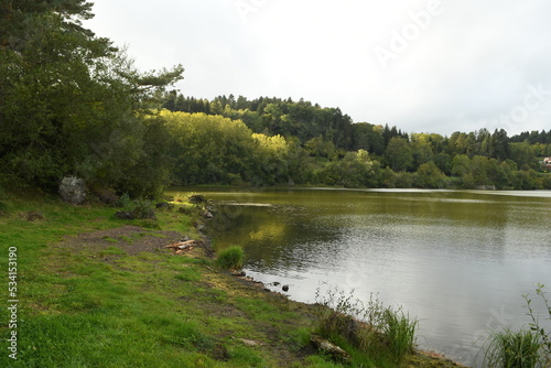 Fototapeta Naklejka Na Ścianę i Meble -  Le lac de la cassiere en auvergne france