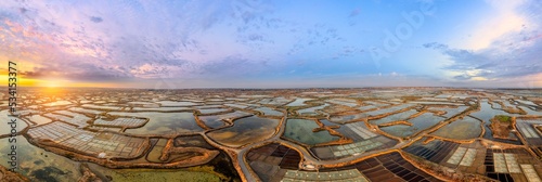 Vue panoramique en drone des marais salants de Guérande au lever du soleil