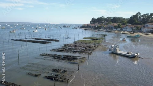 ostréiculture bassin d'arcachon - chaland à huitres dans le bassin d'arcachon