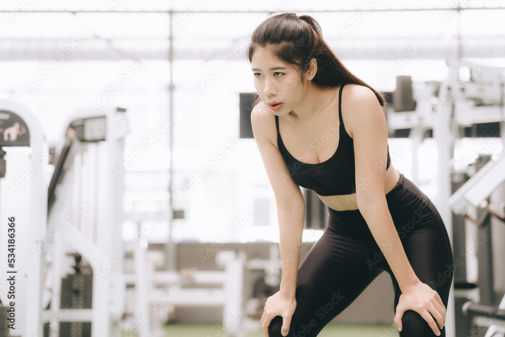 Fototapeta premium Asian female fitness athlete in gym
