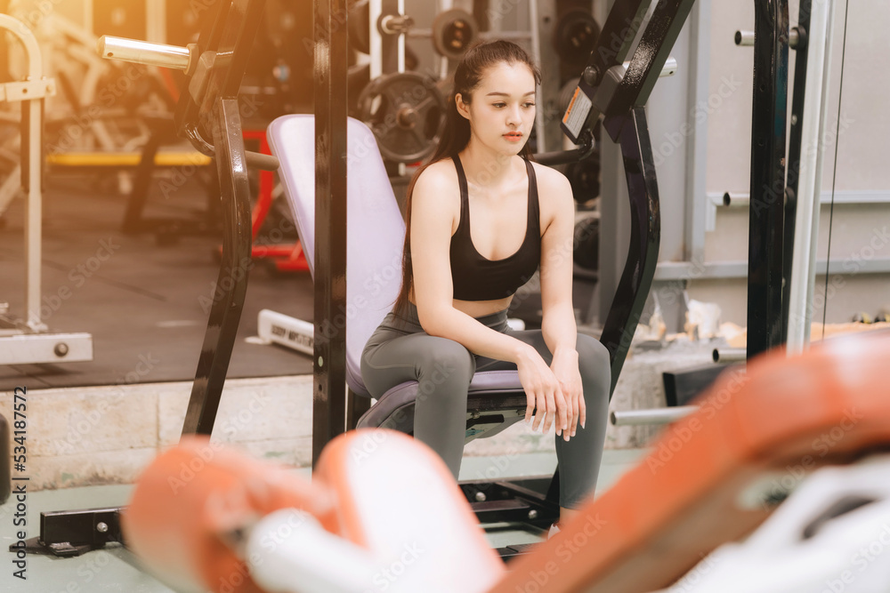 Fototapeta premium Asian female fitness athlete in gym