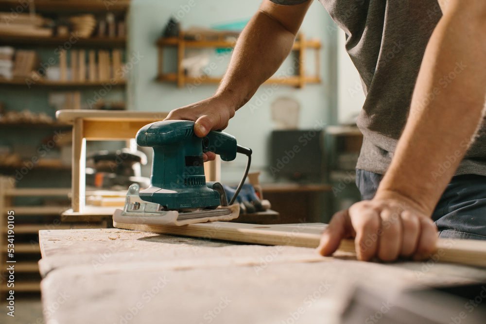 Grinding machine makes wooden polishing of bar plank. Grinding machine makes wooden polishing of bar plank.