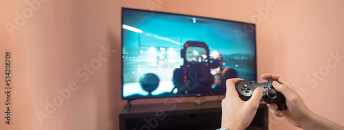 Foto Man playing game console