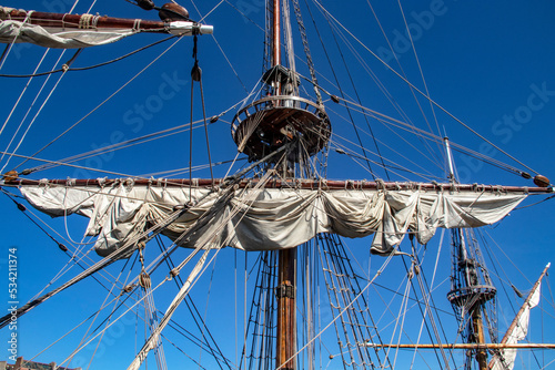 Douarnenez. Mat, voiles et cordages de frégate. Finistère. Bretagne