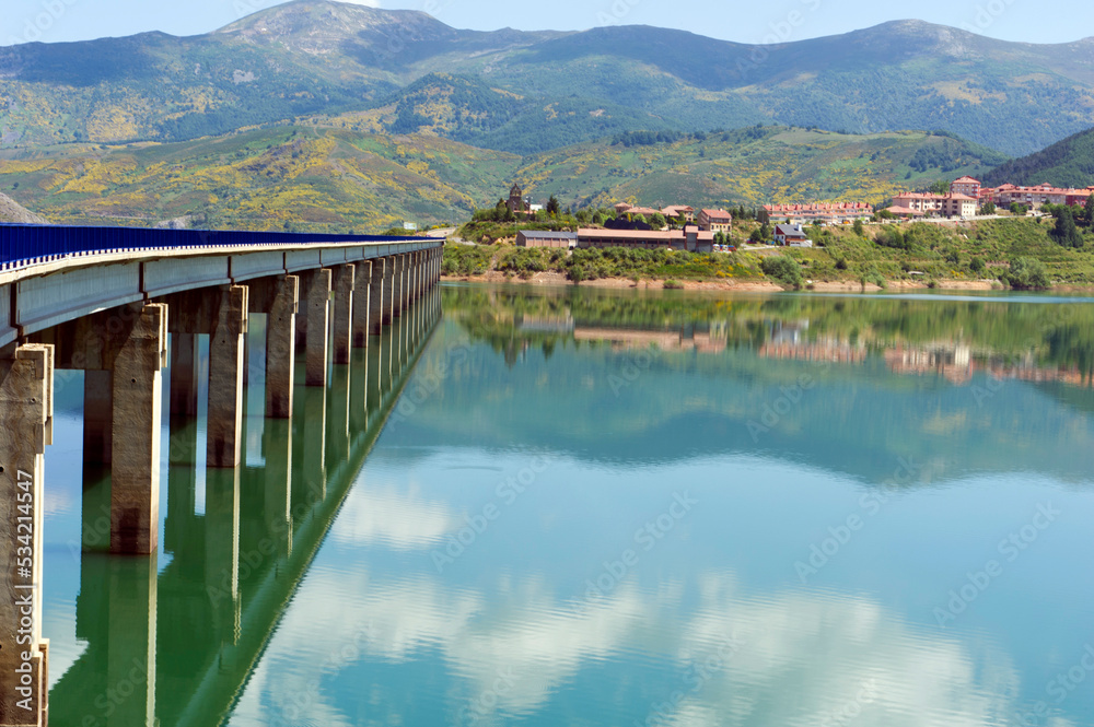 Fototapeta premium Embalse de Riaño, Riaño, Picos de Europa, Spain
