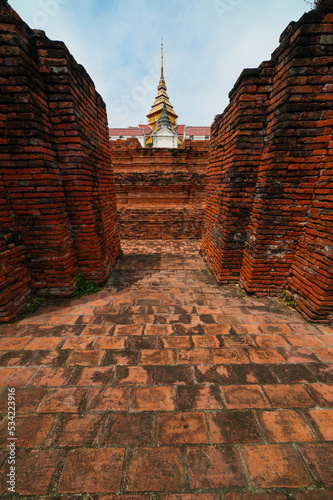 Fotografia Inside Wat Prasat Nakhon Luang, Ayutthaya, Thailand, where only the ruins remain