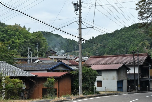 赤煉瓦風屋根とトタンの家