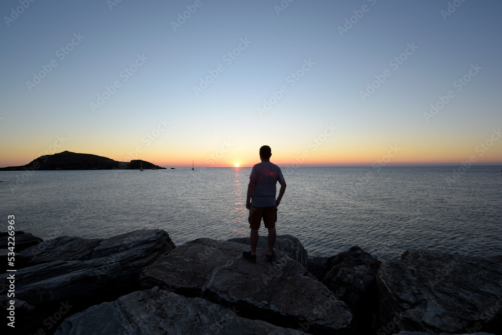 silhouette d'un homme dans le soleil couchant silhouette d'un homme dans le soleil couchant