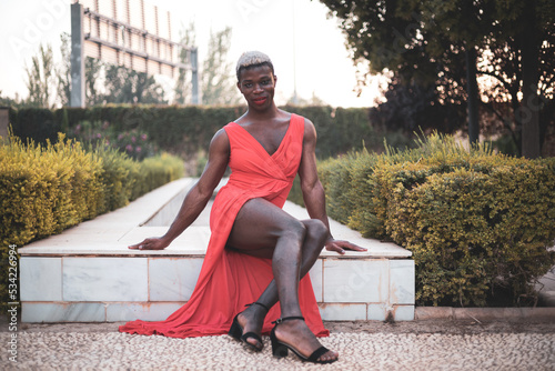 Fotografie A young androgynous African boy posing in the middle of a park.